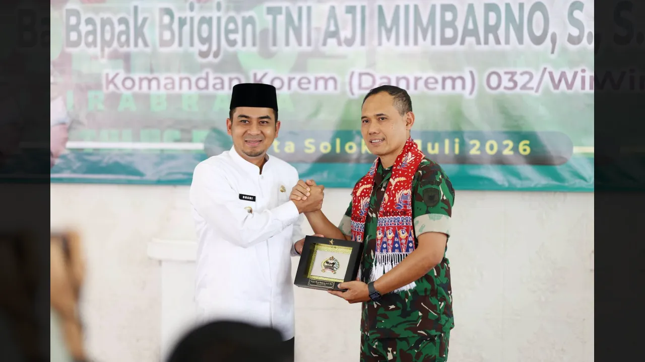 Walikota Solok Ramadhani serahkan plakat kepada  Danrem Brigjen TNI Aji Mimbarno